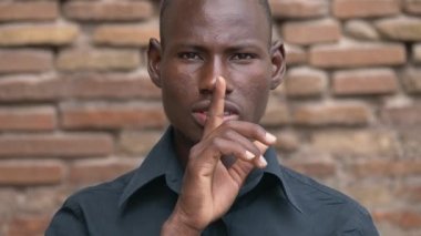 Genç Amerikan Afrika adam olmanın jest yapma sus