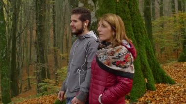Güz sezonunda parkta yürüyüş rahatlatıcı romantik aşıklar