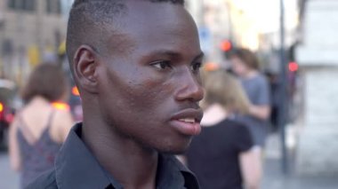 umutsuzluk, anksiyete. Genç umutsuz Afrikalı adamın ellerini yüzüne getiriyor.