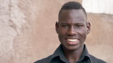 Çekici siyah Afrika adam kameraya gülümseyen