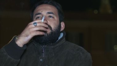 Düşünceli düşünceli çekici erkek sokakta tek başına