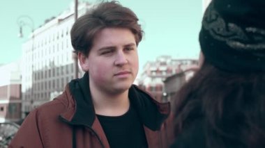 Genç çift sokakta - savunarak kriz, ayrılık, hayal kırıklığı