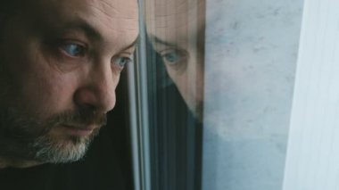 bakan pencereye, eğilerek düşünceli üzgün adam