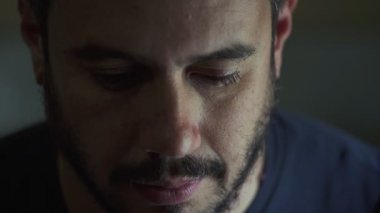 Yalnız ciddi yakışıklı adam kamera bakıyor