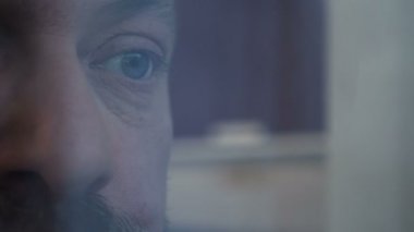 penceresinde, üzgün düşünceli olgun adam arıyor 