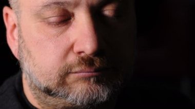 kapalı gözlerle onları açarak kel adam