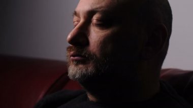 Torna ve kameraya bakarak açılış karanlıkta olgun adamla kapalı