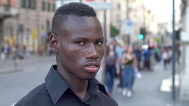 Doordachte Dagdromen Jonge Amerikaanse Afrikaanse Man Straat Zoek Camera — Stockvideo