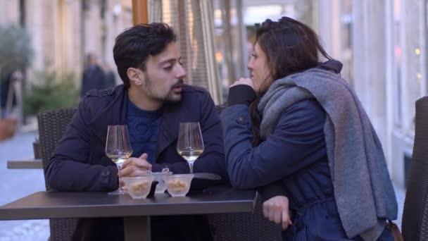 Pareja Joven Discutiendo Durante Hora Feliz Aire Libre — Vídeos de Stock