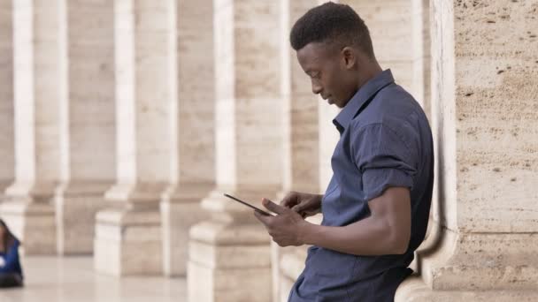 Jeune Étudiant Américain Africain Utilisant Une Tablette Numérique Extérieur — Video