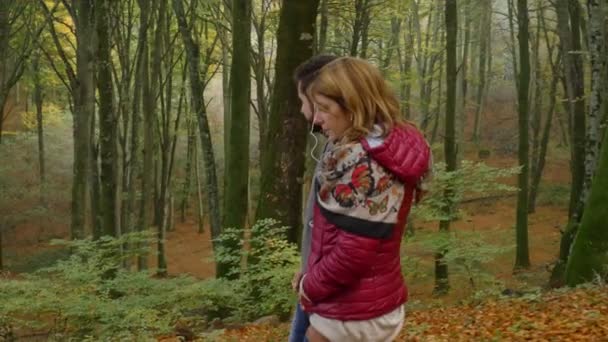 Jong Echt Paar Wlking Luisteren Muziek Herfst Bos Slow Motion — Stockvideo