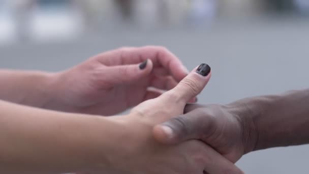Руки Белой Женщины Пожимающей Руку Черному Мужчине Антирасизм — стоковое видео