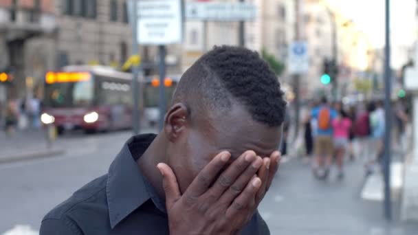 Afroamericano Desesperado Trae Sus Manos Cara Mala Noticia Cámara Lenta — Vídeos de Stock