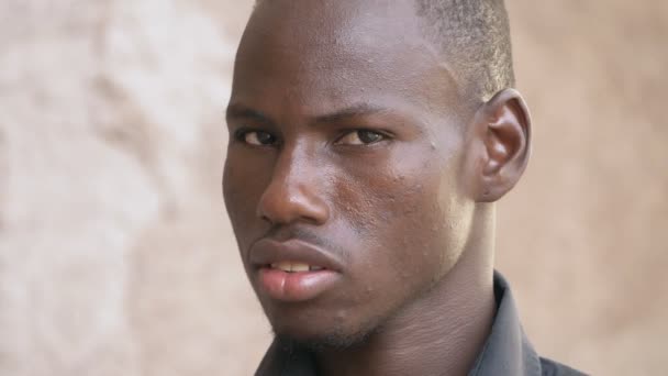 Гордий Серйозні Американська Африканський Людина Дивлячись Камеру Крупним — стокове відео