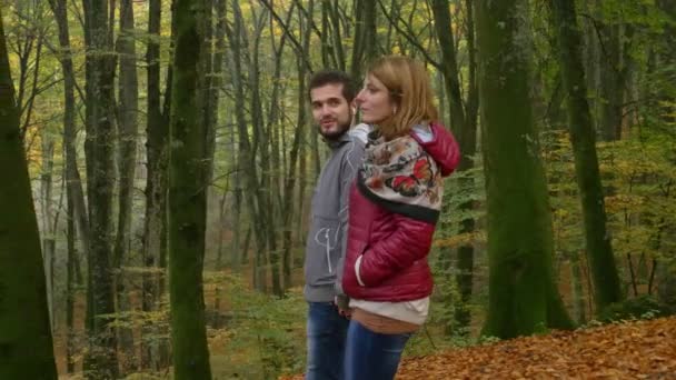 在森林里漫步的恋人听音乐 秋天季节 慢动作 — 图库视频影像