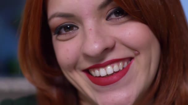 Çekici Şehvetli Kızıl Saçlı Genç Kadın Gülümseyerek Kameraya Ağır Çekim — Stok video