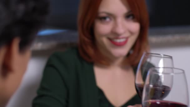 první rande, flirt, námluvy - mladý pár opékání se sklenicí červeného vína