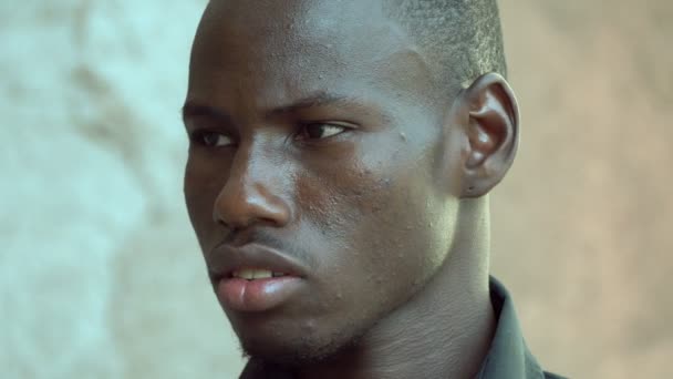 Fiers Sérieux Attrayant Noir Migrant Tourner Fixer Caméra — Video