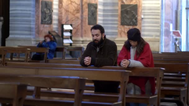 年轻夫妇在教会祷告 基督教 — 图库视频影像