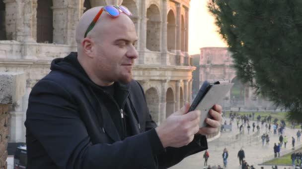 Hombre Hablando Con Amigo Por Tableta Digital Coliseo Segundo Plano — Vídeo de stock