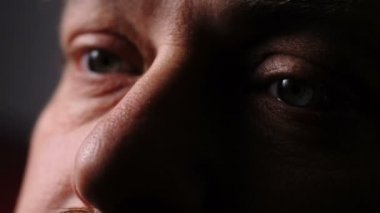 Sad olgun adamın bakışları karanlıkta depresyona. Depresyon, üzüntü, çaresizlik