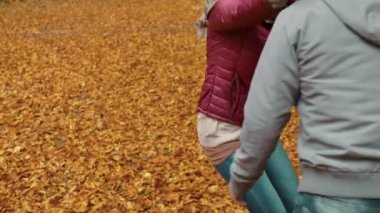 Sonbahar parkta severler arasında tatlı ve tutkulu kucaklama