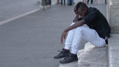 üzgün dalgın yalnız genç Afro-Amerikan sittig sokak