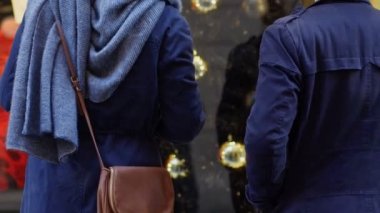 Noel alışveriş. Genç çift Hediyelik Dükkanı pencere, seçme