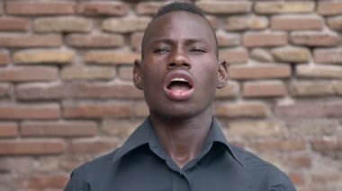 Komik genç siyah Afrika adam esniyor