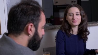 sevgi dolu karısı kocasının kahve kahvaltıda süt dökme