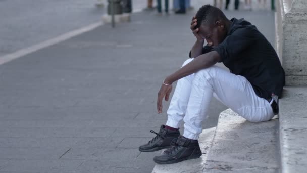 Triest Peinzende Eenzame Jonge Afro Amerikaanse Sittig Straat — Stockvideo