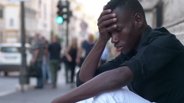 Deprimido Preocupado Joven Africano Sentado Calle — Vídeos de Stock