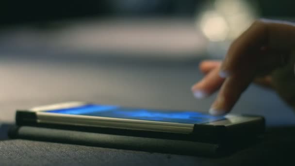 La mano de la mujer relajada escribiendo en el teléfono inteligente — Vídeos de Stock