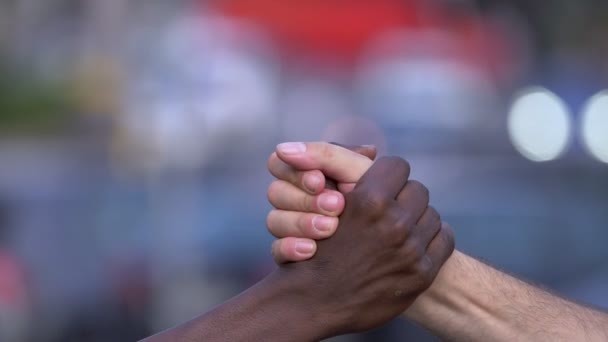 Perto Amizade Cumplicidade Respeito Mão Preta Mão Branca Cumprimentam Outro — Vídeo de Stock