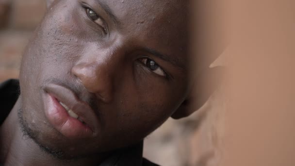 Verdriet Melanchony Boos Depressieve Jonge Zwarte Man Leunend Tegen Muur — Stockvideo