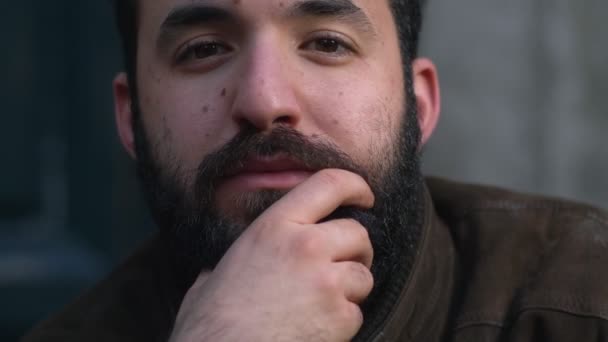 Nahaufnahme Porträt Eines Selbstbewussten Gutaussehenden Mannes Der Die Kamera Blickt — Stockvideo