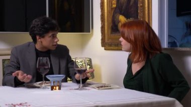 Romantik akşam yemeği sırasında tartışan çift- yavaş çekim