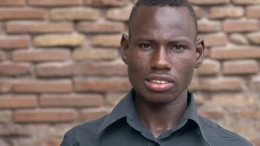 başarı, kazanan. başparmak telafi mutlu gülümseyen Afrikalı Zenci