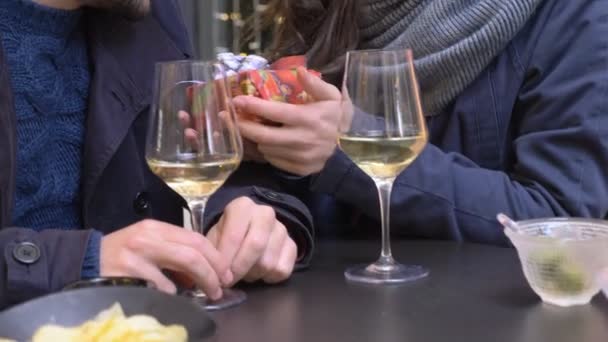 Mujer Joven Dando Regalo Novio Durante Aperitivo — Vídeos de Stock