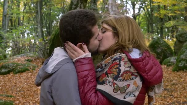 Ritratto Bacio Romantico Tra Giovani Amanti Nella Foresta Autunno Romanticismo — Video Stock