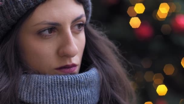 Nadenkend Mooie Jonge Vrouw Straat Met Kerstmis — Stockvideo