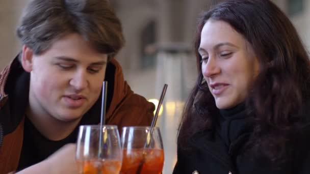 Junges Attraktives Paar Plaudert Flirtet Und Trinkt Der Bar — Stockvideo