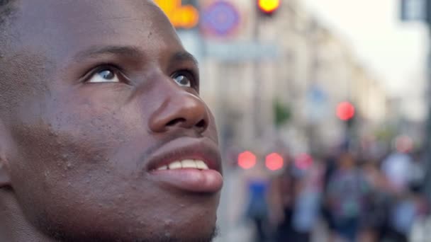 Feliz Atraente Jovem Homem Africano Olhando Para Cima Esperança Felicidade — Vídeo de Stock