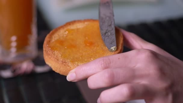 Gesundes Und Nahrhaftes Frühstück Zwieback Mit Marmelade — Stockvideo