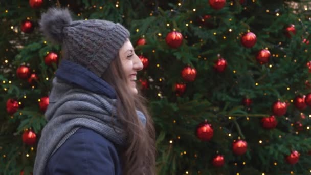 Romantiker Macht Seiner Freundin Auf Der Straße Ein Weihnachtsgeschenk — Stockvideo