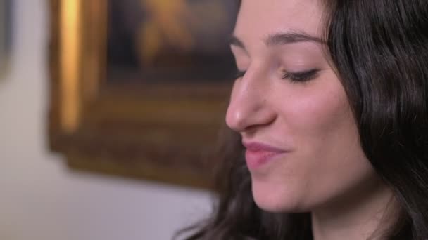 Mooie Italiaanse Vrouw Espresso Drinken Bij Het Ontbijt — Stockvideo