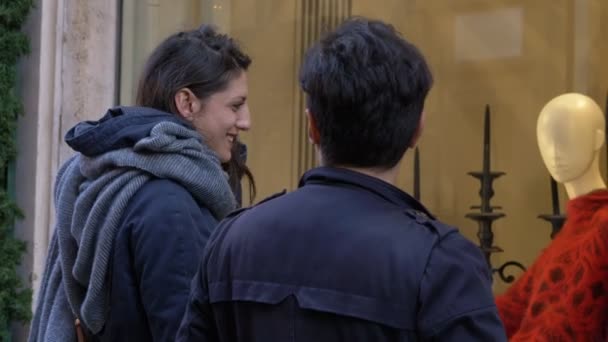 Casal Feliz Rua Olhando Para Janela Loja Roupas Compras — Vídeo de Stock