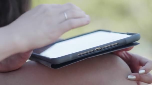 デジタル タブレットを使用して 公園で若い女性の手 — ストック動画