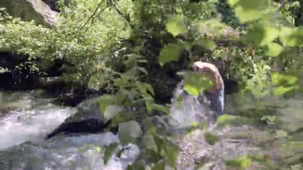 Природа Свобода Молодий Чоловік Миє Річці Кричить — стокове відео