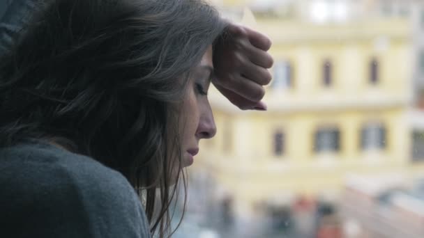 Depresso Sconvolto Giovane Donna Guardando Fuori Appoggiato Alla Finestra Vetro — Video Stock